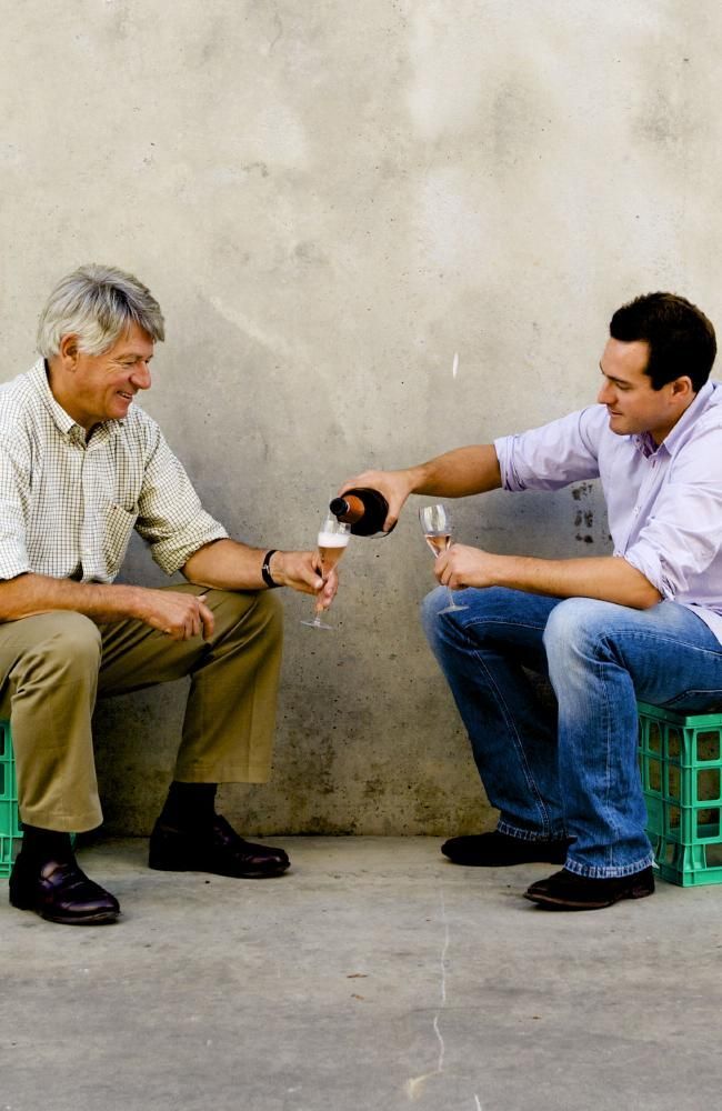 Dos generaciones brindando en la bodega