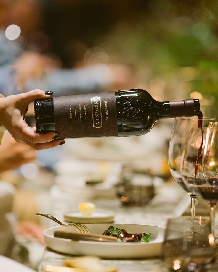 Servicio de vino en una mesa compartida