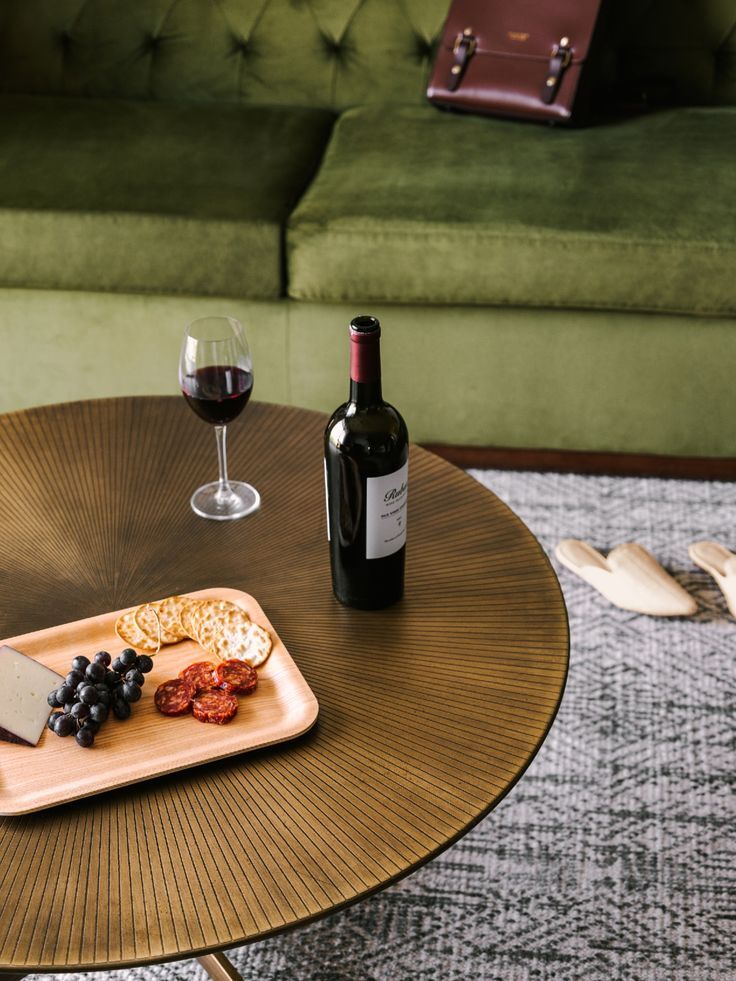 Mesa con vino, quesos y picada