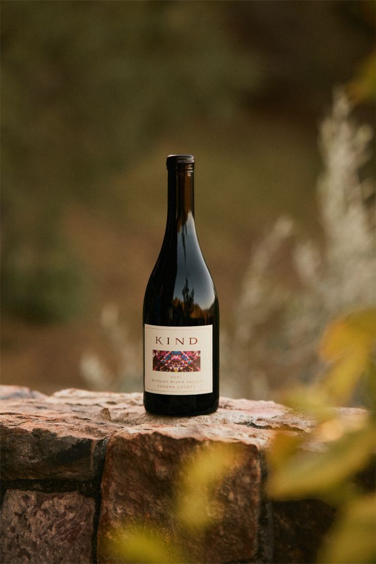 Botella de vino sobre un muro de piedra
